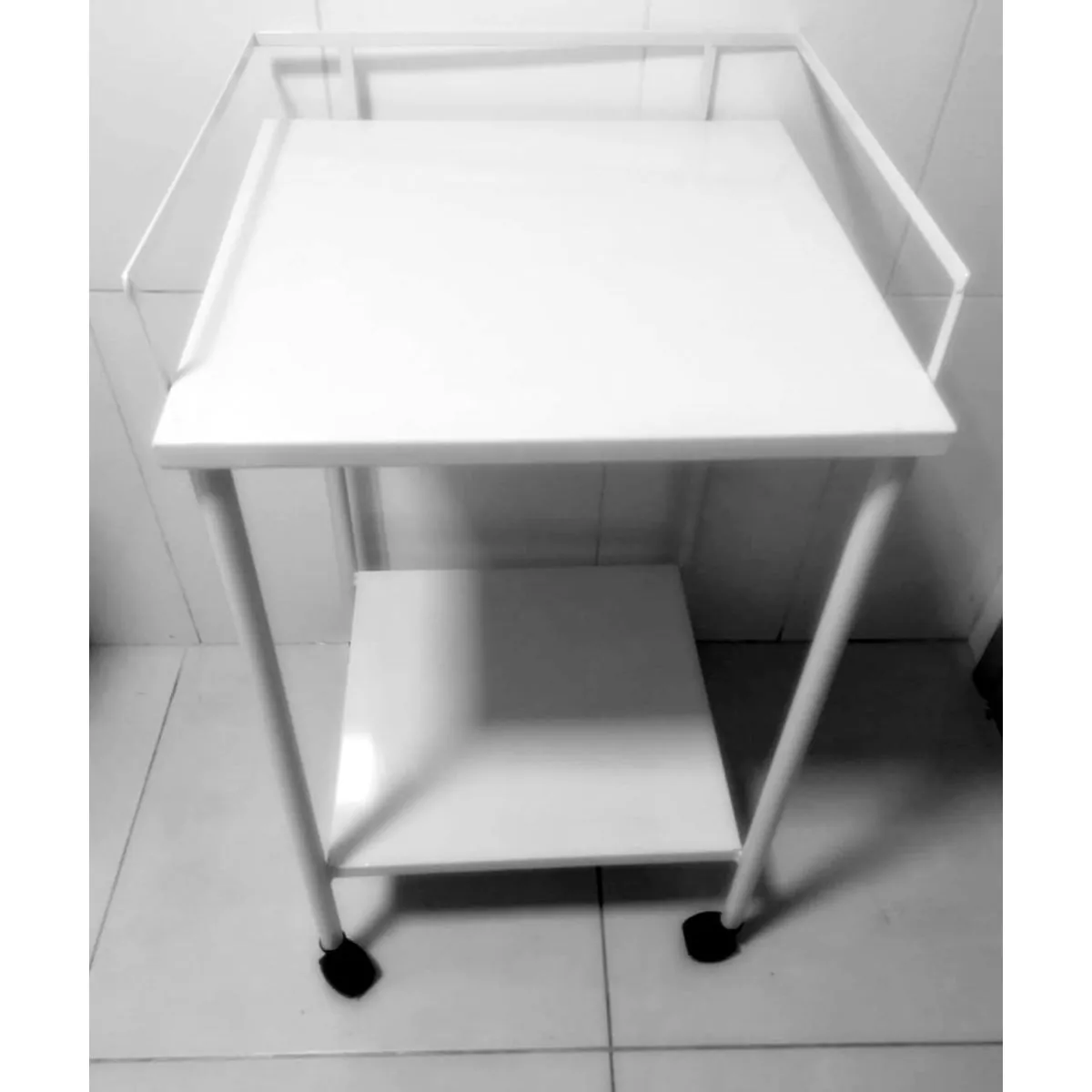Mesa Auxiliar Com Varanda - 50 X 50 Cm - Com Rodas